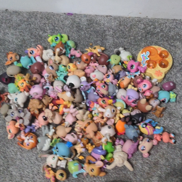 Bundle of littlest pet shops, houses, and accessories - Picture 3 of 17